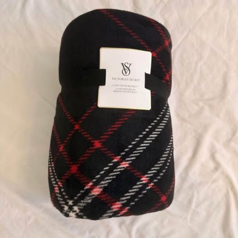 Victoria's Secret Cozy Plush Plaid Blanket 50x60